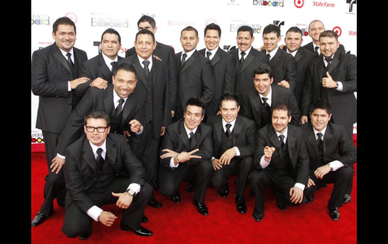 Vestidos de smoking, los integrantes de Banda El Recodo desfilaron por la alfombra roja. EFE  /