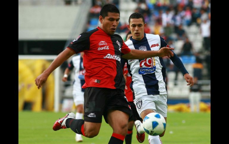 Alfredo González Tahuilán (izq.) buscará el triunfo para Atlas desde el minuto uno. MEXSPORT  /