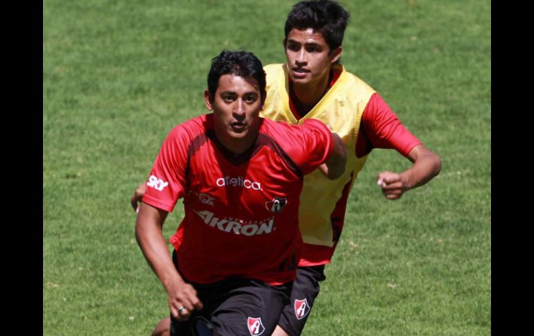 El delantero Alfredo Moreno conduce un balón durante la práctica de los Zorros. MEXSPORT  /