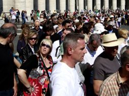 Grupos de fieles y periodistas siguen llegando al Vaticano para atestiguar el histórico evento. NTX  /