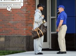 El receptor abierto de los Gigantes de Nueva York, Devin Thomas, arriba al centro de entrenamiento de su equipo. AP  /