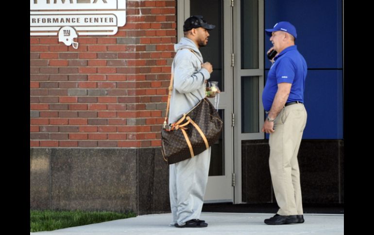 El receptor abierto de los Gigantes de Nueva York, Devin Thomas, arriba al centro de entrenamiento de su equipo. AP  /