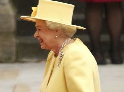 La reina Isabel II optó por un traje en un alegre color amarillo, de la diseñadora Angela Kelly. REUTERS  /