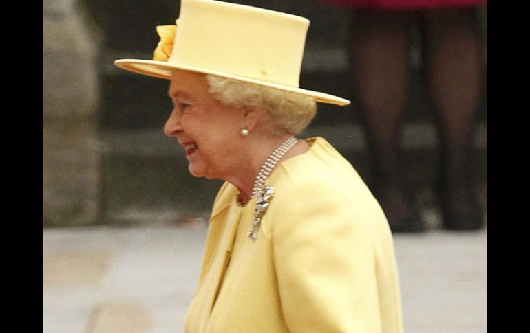 La reina Isabel II optó por un traje en un alegre color amarillo, de la diseñadora Angela Kelly. REUTERS  /