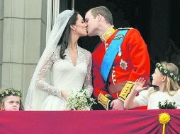 EL MÁS ESPERADO. La pareja selló su amor con un beso. AFP  /