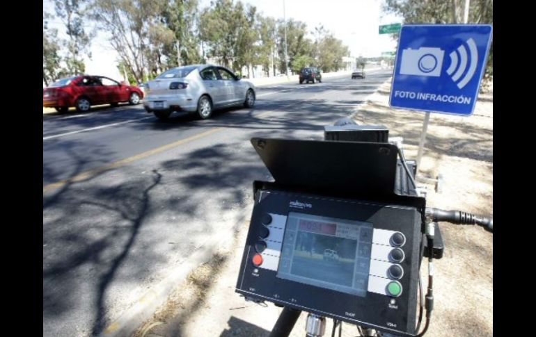 Las multas por no respetar los límites de velocidad en Periférico y en las otras cinco arterias ascienden a 581 pesos. ARCHIVO  /