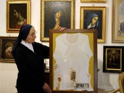 Imagen de la camiseta íntima que llevaba puesta Juan Pablo  II el día en que fue víctima del atentado en plaza San Pedro. AFP  /