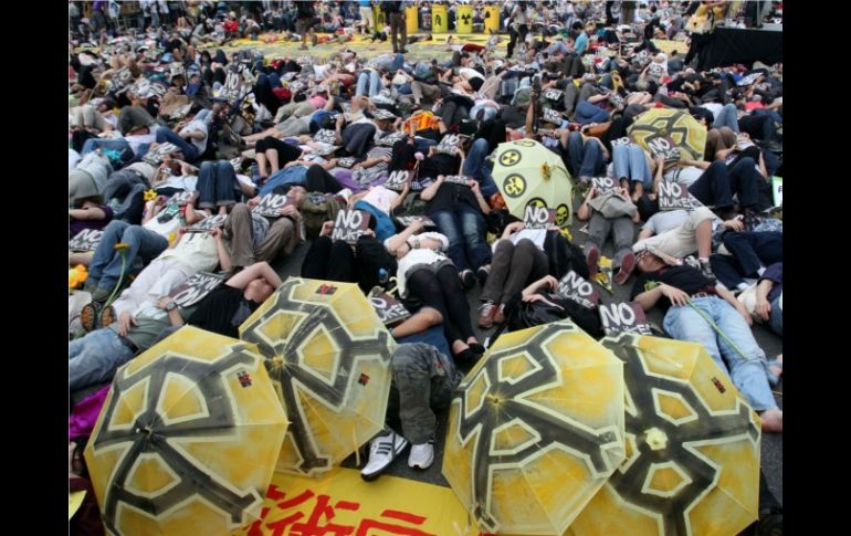 Miles de activistas taiwaneses llevaron girasoles y pancartas con consignas contra la industria nuclear. AP  /