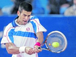 Novak Djokovic regresa el servicio a su rival Blaz Kavcic. AP  /