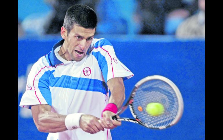 Novak Djokovic regresa el servicio a su rival Blaz Kavcic. AP  /