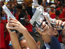 IMSS llama a los padres a evitar regalos bélicos en Día del Niño. ESPECIAL  /