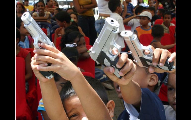 IMSS llama a los padres a evitar regalos bélicos en Día del Niño. ESPECIAL  /