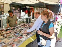 En el país existen unas 60 mil tiendas que comercializan los discos piratas. ARCHIVO  /