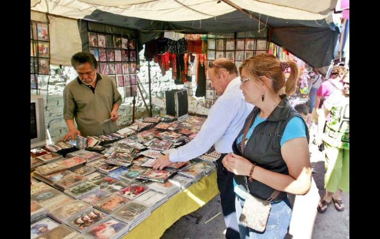 En el país existen unas 60 mil tiendas que comercializan los discos piratas. ARCHIVO  /