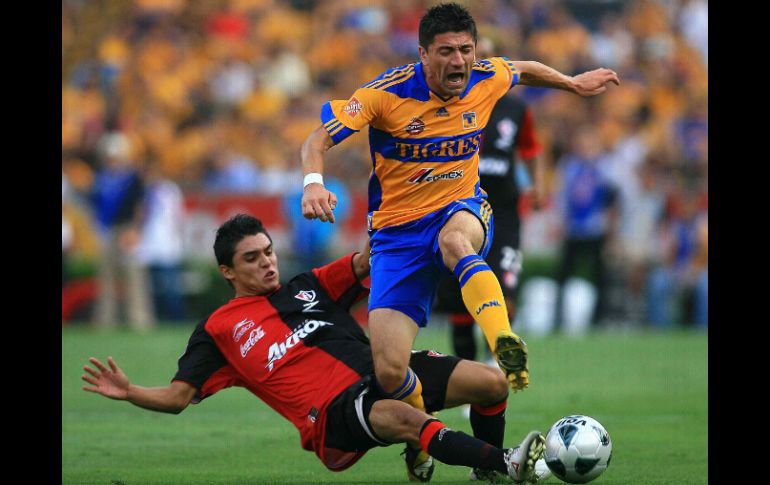 Hector Mancilla (der.) y el 'zorro' Jesús Paganoni esta noche en el estadio Universitario.MEXSPORT  /