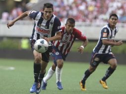 Carreño del Monterrey se dispone a realizar un disparo ante la marca de Ponde de Chivas. S. NÚÑEZ  /