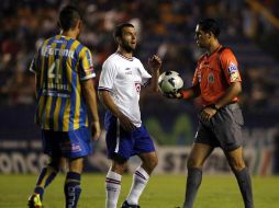 Emmanuel Villa (centro) de Cruz Azul en el encuentro que deja fuera de la Liguilla a San Luis. MEXSPORT  /