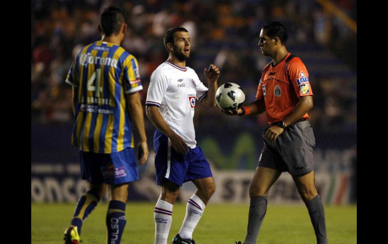 Emmanuel Villa (centro) de Cruz Azul en el encuentro que deja fuera de la Liguilla a San Luis. MEXSPORT  /