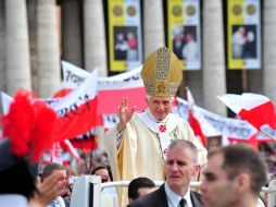 El Papa Benedicto XVI saluda a los fieles antes del ritual. AFP  /