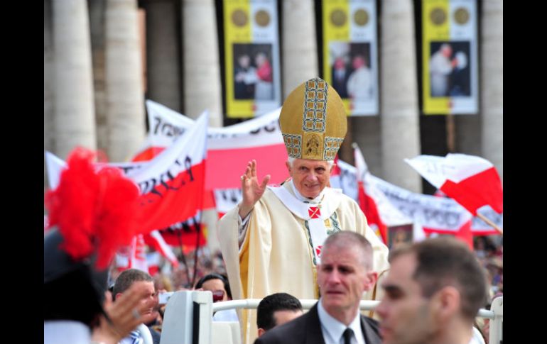 El Papa Benedicto XVI saluda a los fieles antes del ritual. AFP  /