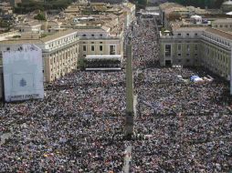 Personas de varios países del mundo  se dieron cita en la Plaza de San Pedro. REUTERS.  /