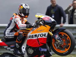 Dani Pedrosa festeja sobre su moto la victoria en Portugal. AP  /