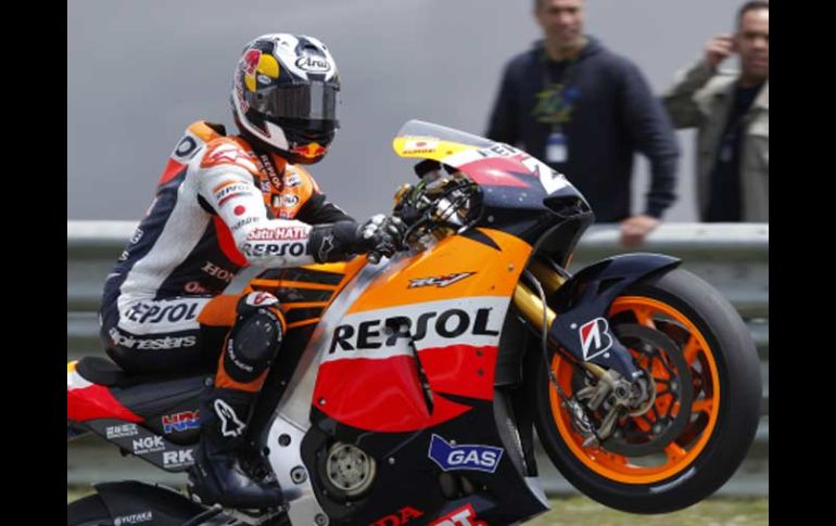 Dani Pedrosa festeja sobre su moto la victoria en Portugal. AP  /