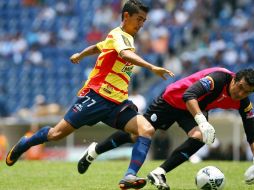 Elías Hernández superando al arquero del Puebla, para concretar el segundo gol. MEXSPORT  /