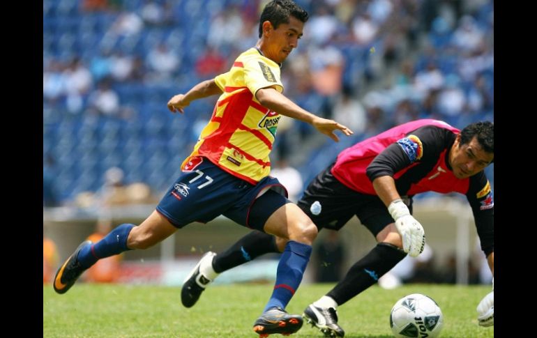 Elías Hernández superando al arquero del Puebla, para concretar el segundo gol. MEXSPORT  /