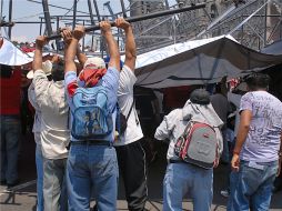 Personas asistentes al Zócalo ayudan en el rescate de lesionados. NOTIMEX  /