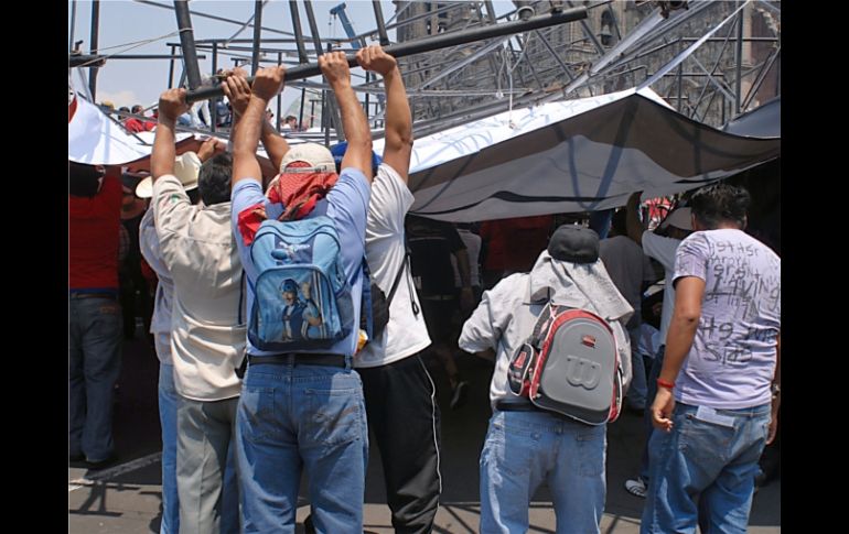 Personas asistentes al Zócalo ayudan en el rescate de lesionados. NOTIMEX  /