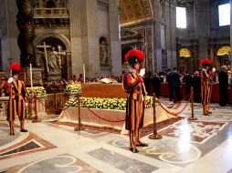 El féretro con los restos de Karol Wojtyla fue trasladado a la nave central de la Basílica de San Pedro. NTX  /