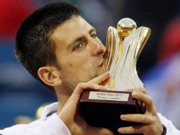 Novak Djokovic besa su trofeo del Abiero de Tenis de Serbia. AFP  /