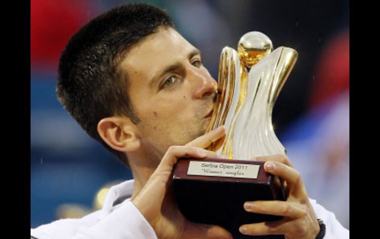 Novak Djokovic besa su trofeo del Abiero de Tenis de Serbia. AFP  /