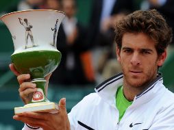 Juan Martín del Potro muestra el trofeo del juego ante el español Fernando Verdasco. AP  /