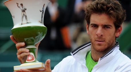 Juan Martín del Potro muestra el trofeo del juego ante el español Fernando Verdasco. AP  /