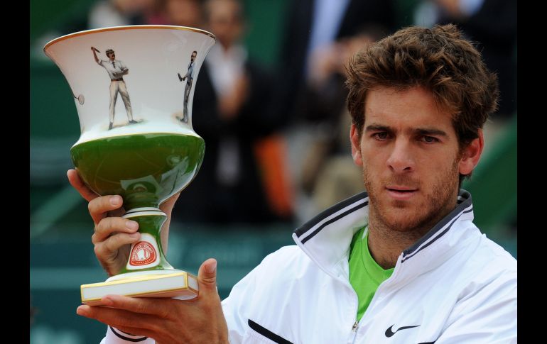 Juan Martín del Potro muestra el trofeo del juego ante el español Fernando Verdasco. AP  /