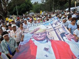 Católicos en la ciudad de Guatemala realizan una marcha para celebrar la beatificación del Papa. AFP  /