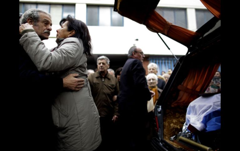 Familiares (en la imagen su hijo Mario), personaliades y vecinos asistieron al velatorio. AP  /