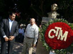 Durante la conmemoración del 1 de mayo en la CTM, se colocó una ofrenda floral a Heliodoro Hernández. A. HINOJOSA  /