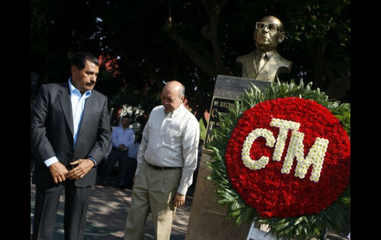 Durante la conmemoración del 1 de mayo en la CTM, se colocó una ofrenda floral a Heliodoro Hernández. A. HINOJOSA  /