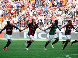 Los jugadores del Milán celebraron el triunfo  como los futuros campeones de Italia. EFE  /