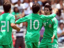 Carlos Fierro (21) y Marco Bueno celebran con el anotador del gol Alfonso González (10). MEXSPORT  /