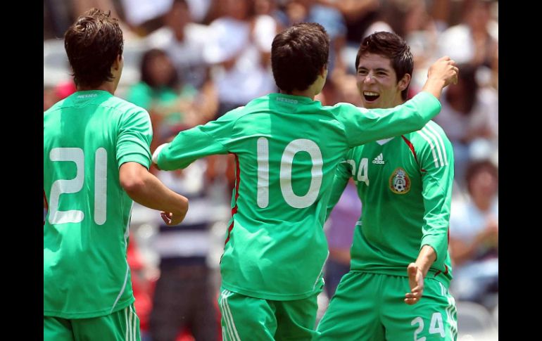 Carlos Fierro (21) y Marco Bueno celebran con el anotador del gol Alfonso González (10). MEXSPORT  /