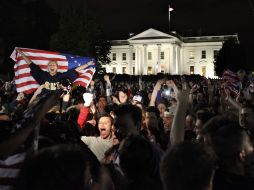 Los ciudadanos estadounidenses se concentraron al frente de la Casa Blanca para celebrar la muerte de Bin Laden. REUTERS  /