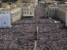 Multitudinaria concentración en la Plaza de San Pedro, con motivo de laceremonia de beatificación de Karol Wojtyla. AP  /