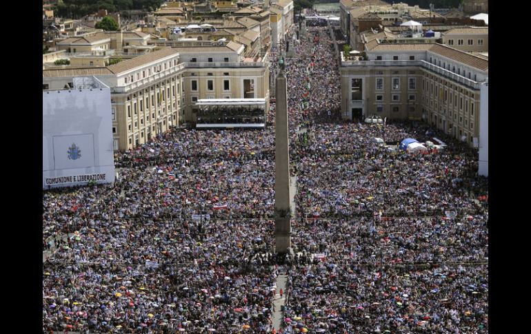 Multitudinaria concentración en la Plaza de San Pedro, con motivo de laceremonia de beatificación de Karol Wojtyla. AP  /