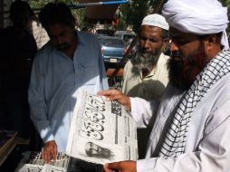 Habitantes de una provincia de Pakistán, leen los diarios con la noticia de la muerte de Bin Laden. AP  /