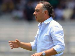 Guillermo Vázquez observando el último duelo de su equipo ante de iniciar la Liguilla. MEXSPORT  /