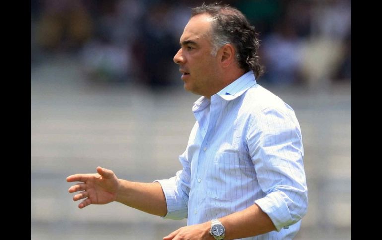 Guillermo Vázquez observando el último duelo de su equipo ante de iniciar la Liguilla. MEXSPORT  /